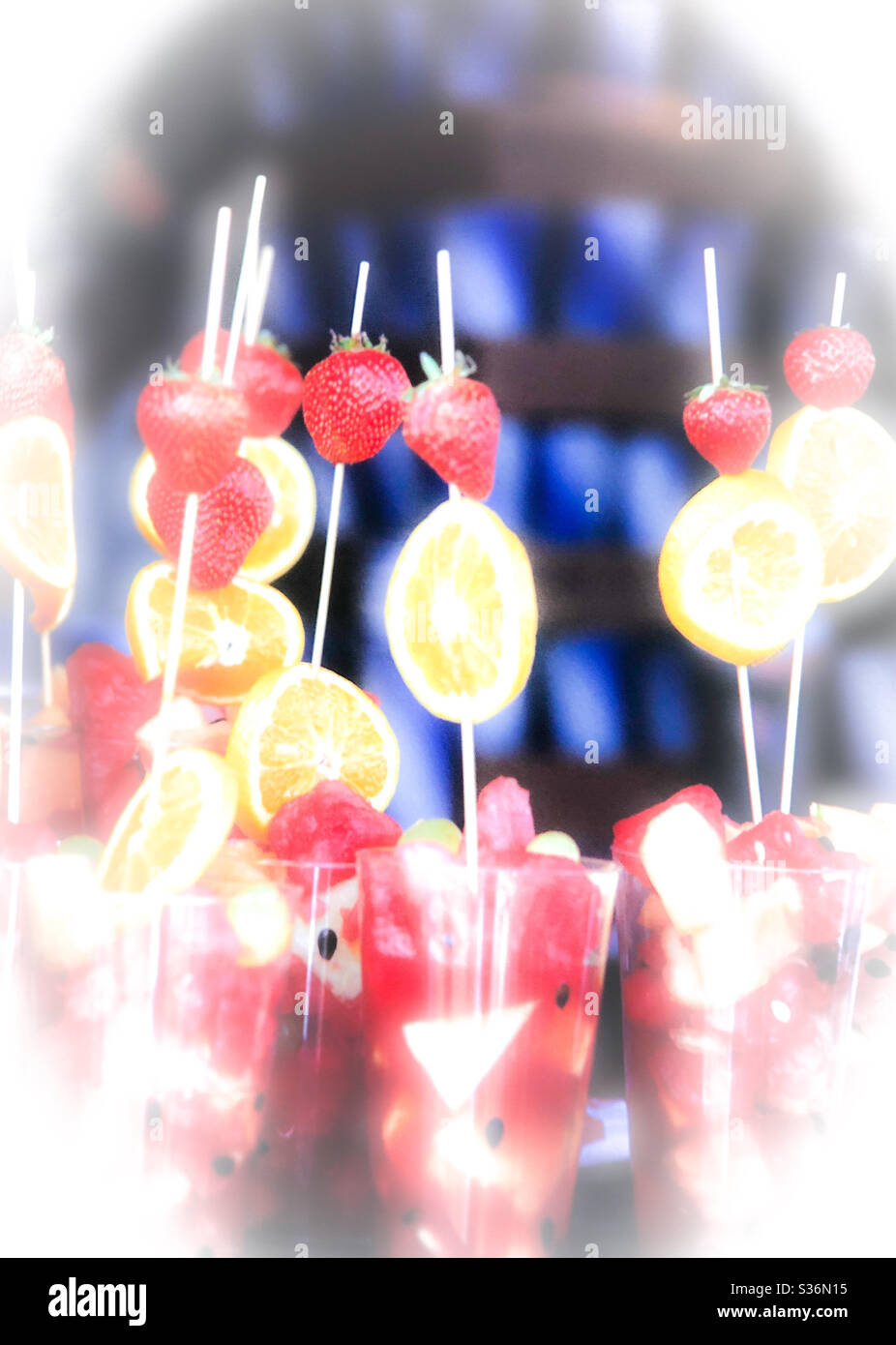 Erdbeeren und Früchte Fruchtcocktail in Tassen verträumte vertikale Raum für Kopie Stockfoto