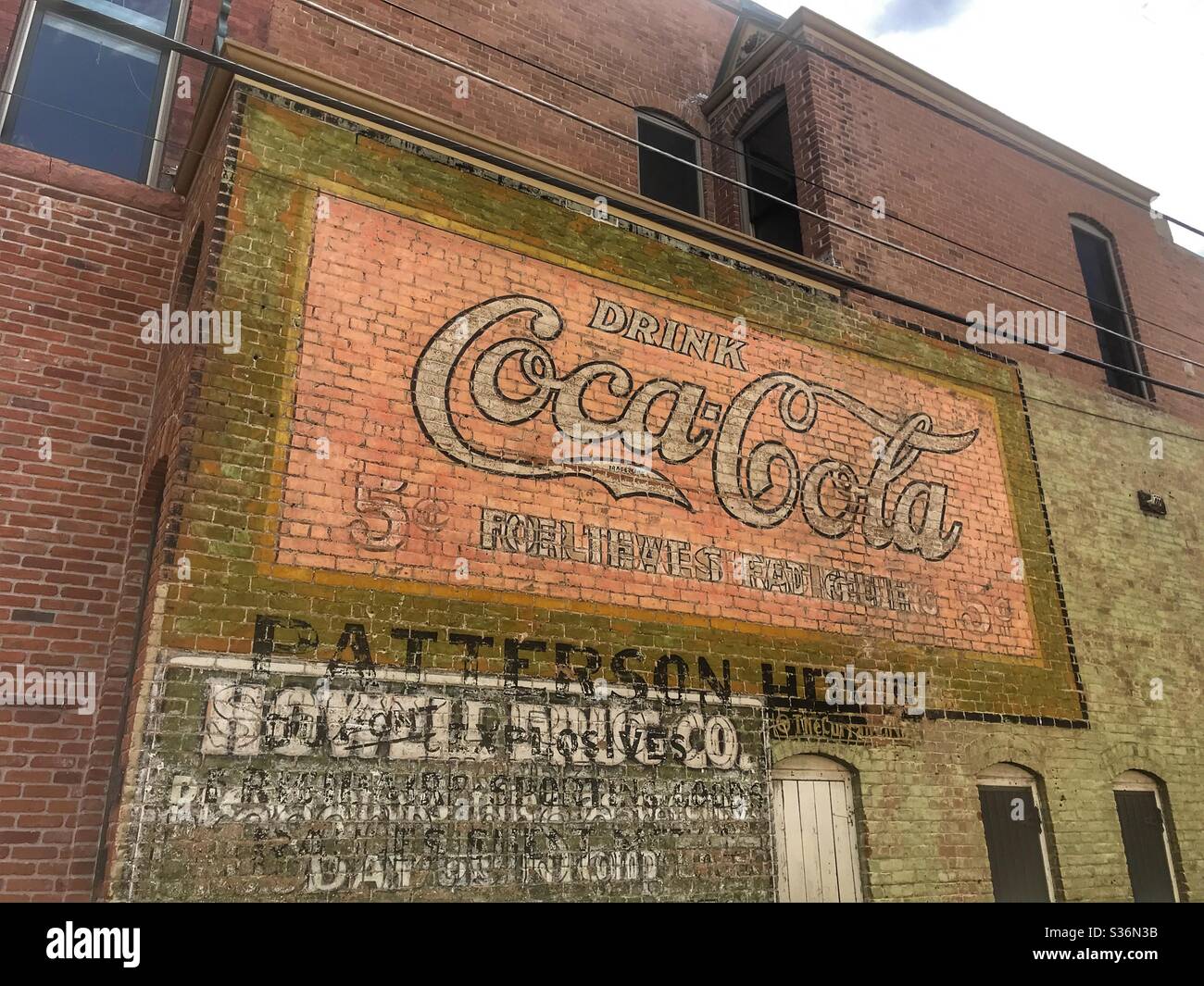 Altes Coca-Cola-Schild an der Seite eines Backsteingebäudes in Salida Colorado. Stockfoto