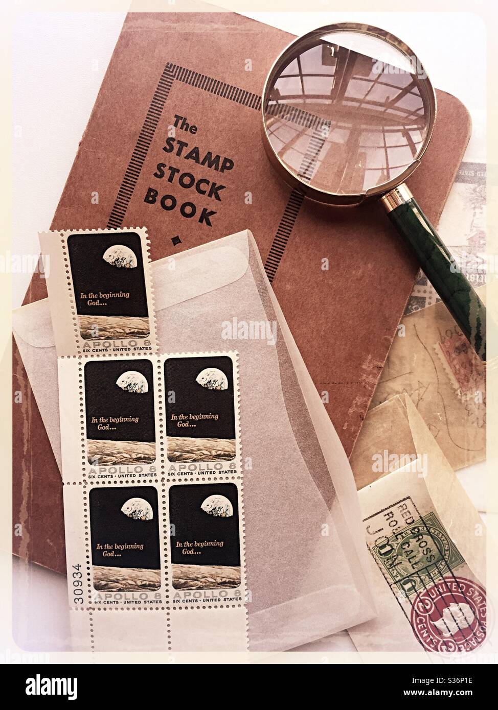 Nahaufnahme eines Briefmarkensammler-Sammelbuchs, nummerierter Plattenblock und Lupe, USA Stockfoto