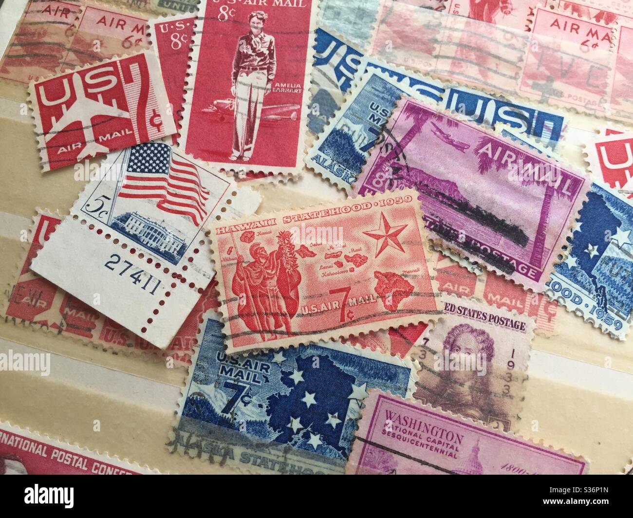 Nahaufnahme von US-Gedenkmarken in einem Briefmarkensammler-Sammelbuch, 1959, USA Stockfoto