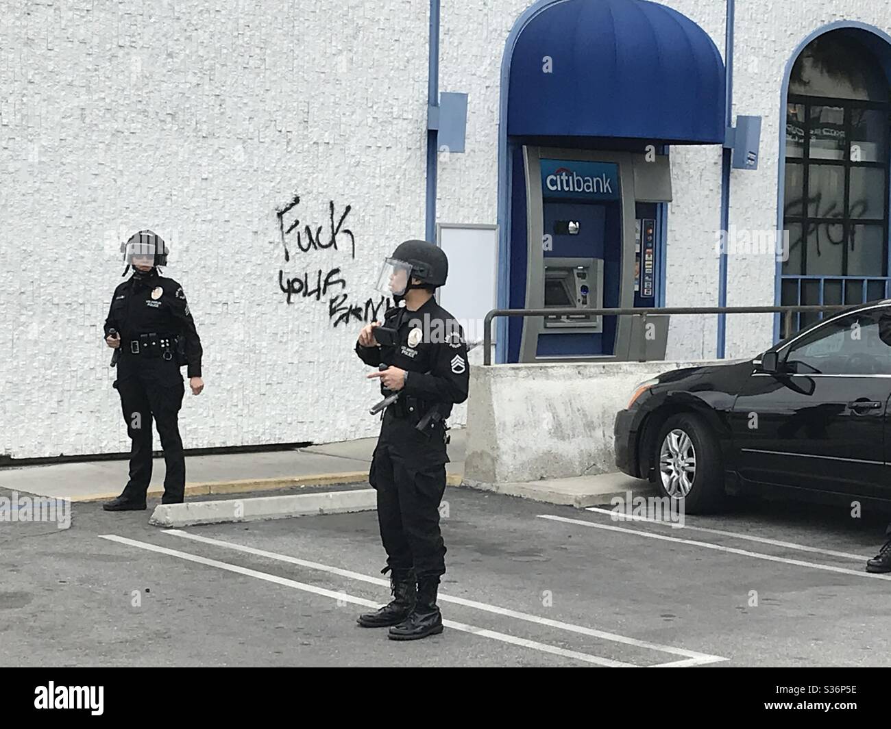 Die Polizei steht bereit, als die Proteste eskalieren Stockfoto
