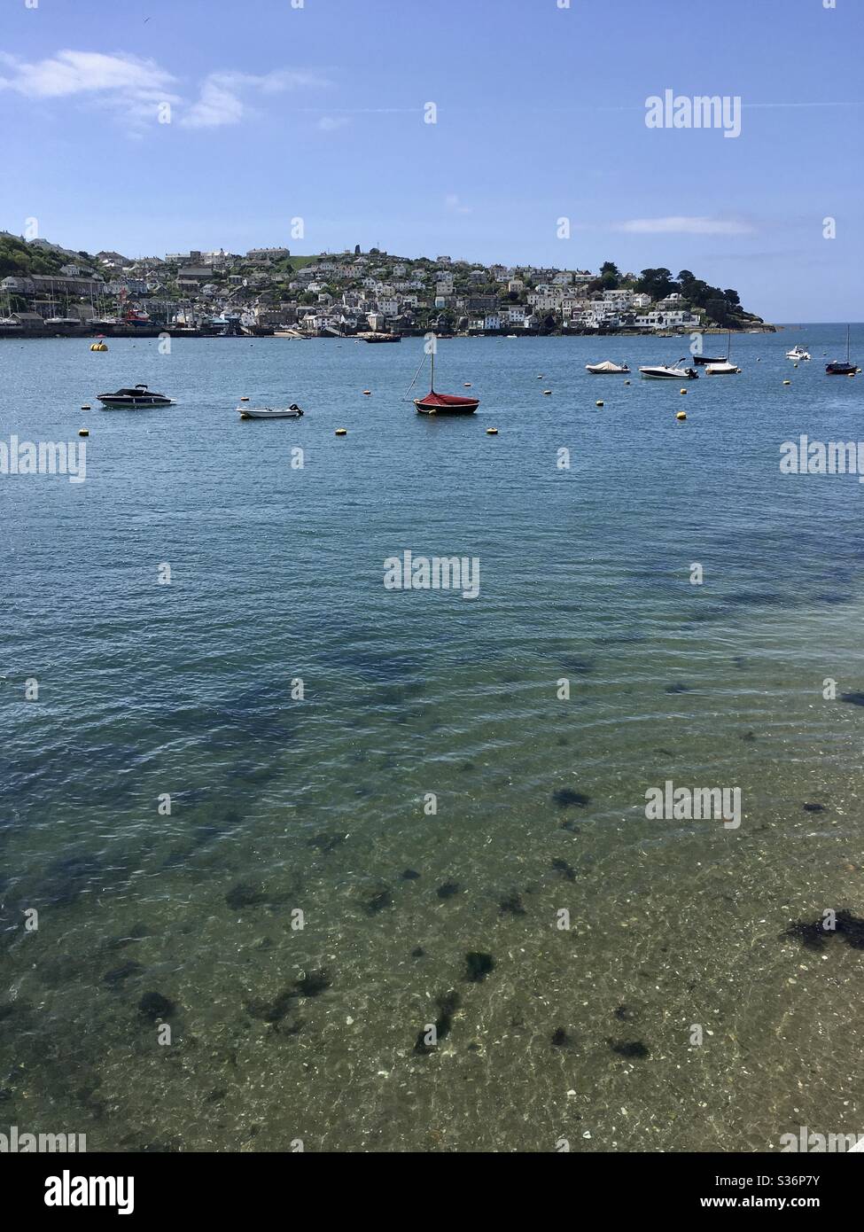 Ein sonniger Tag, mit Blick über die Mündung des Flusses Fowey nach Polruan - Smartphone-aufgenommenes Stockfoto