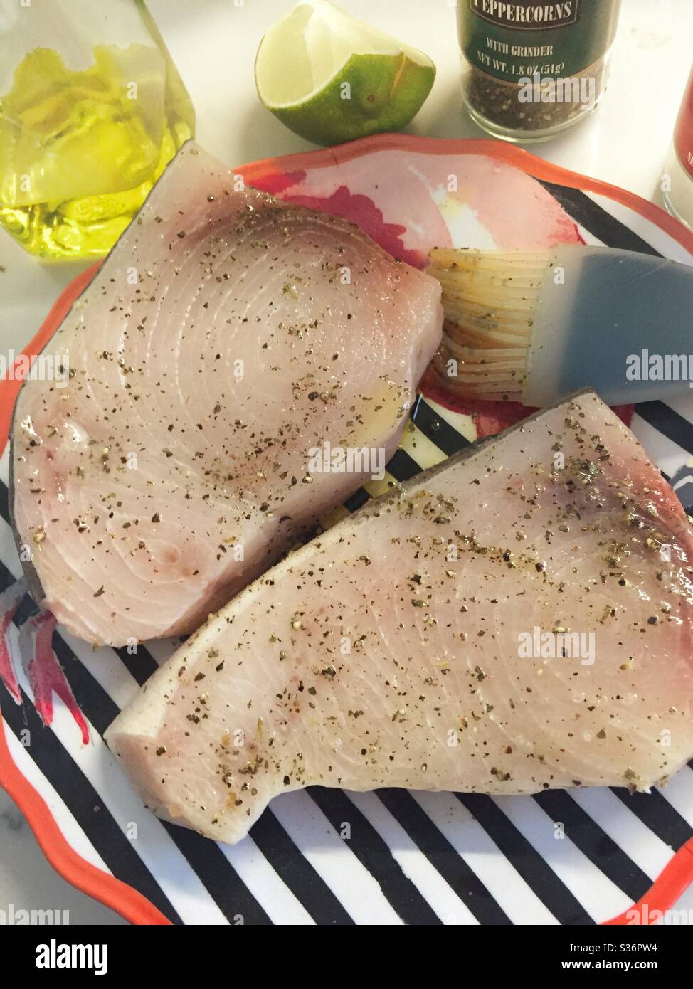 Nahaufnahme von zwei frischen Schwertfisch Steaks, die zum Grillen vorbereitet werden, USA Stockfoto