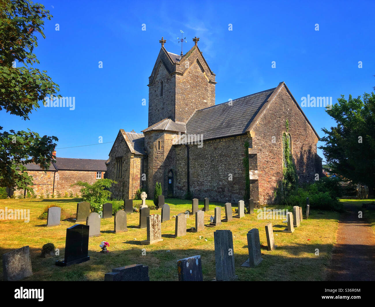 Alte mittelalterliche Kirche in St George's Super-Ely, South Wales, mit Friedhof. Jetzt nicht mehr verwendet. Stockfoto