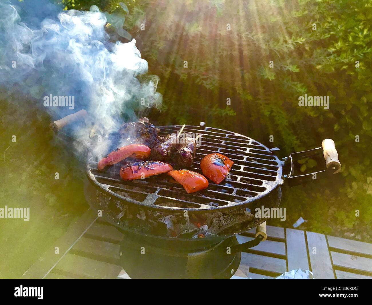 BBQ im Garten - Smartphone-aufgenommenes Stockfoto