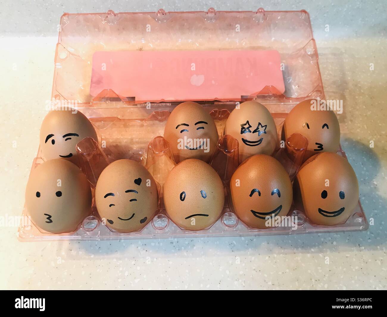 Gemischte Eier im Eierhalter mmm..ein Ei fehlt, Ostereier, Happy Eggs Stockfoto