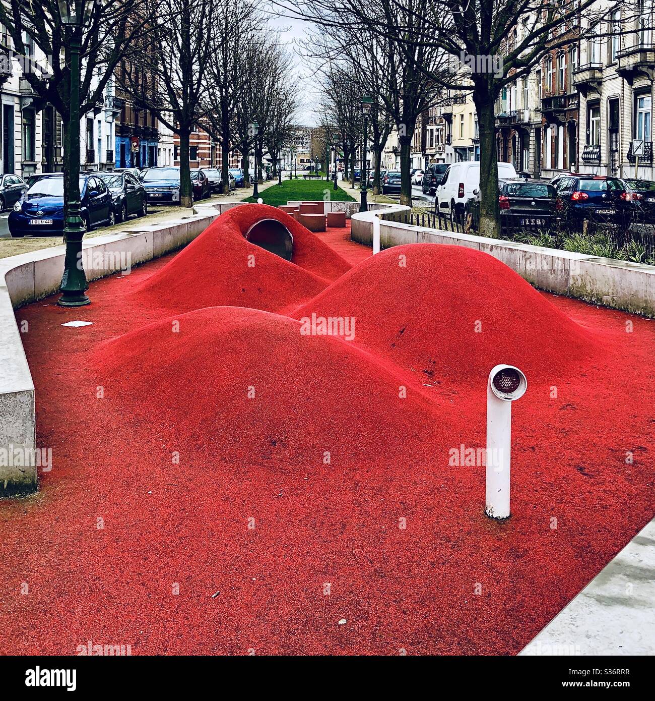 Sicherer und halbweicher, welliger Spielbereich für Kinder mitten in den Straßen der Stadt, Brüssel. Belgien. Stockfoto