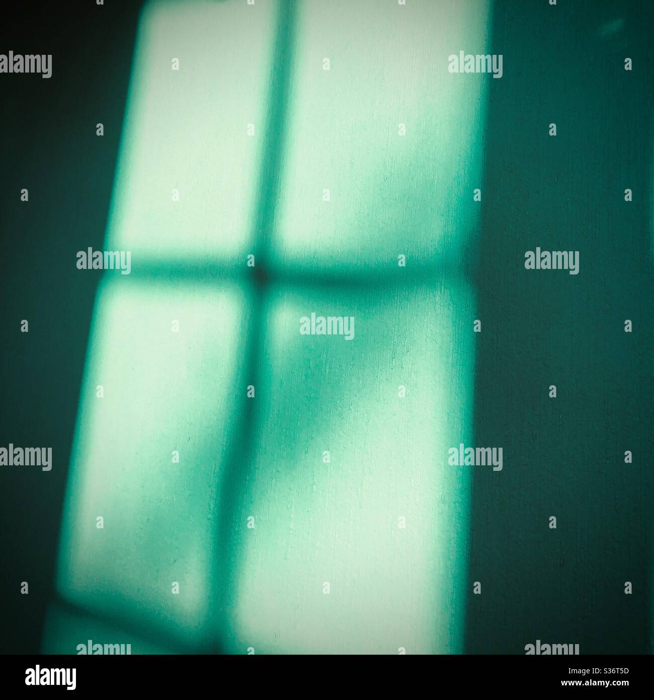 Abstraktes Licht durch ein Fenster in Grün Stockfoto