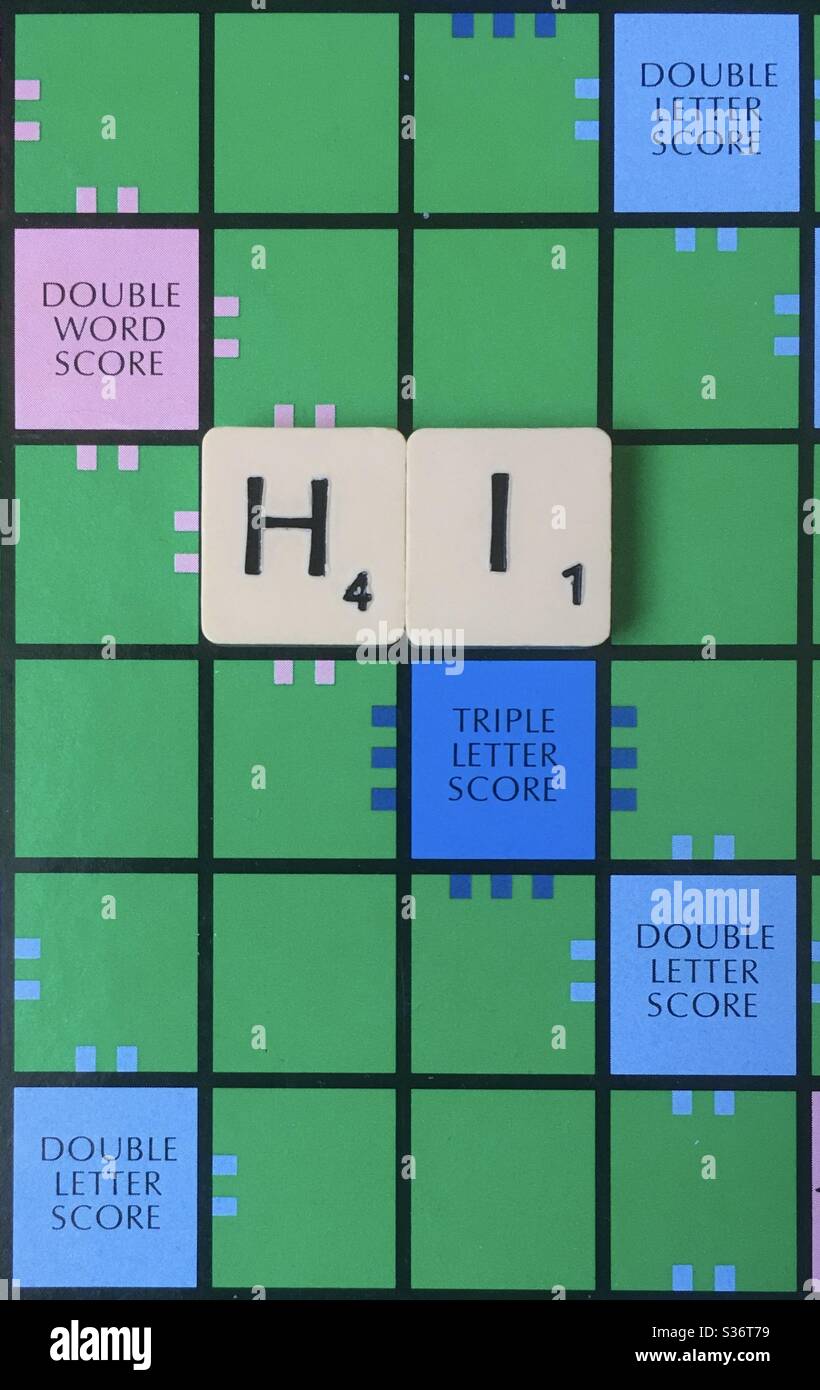 Das Wort ‘Hi’ in Scrabble Fliesen auf einem Scrabble Spielbrett gesetzt