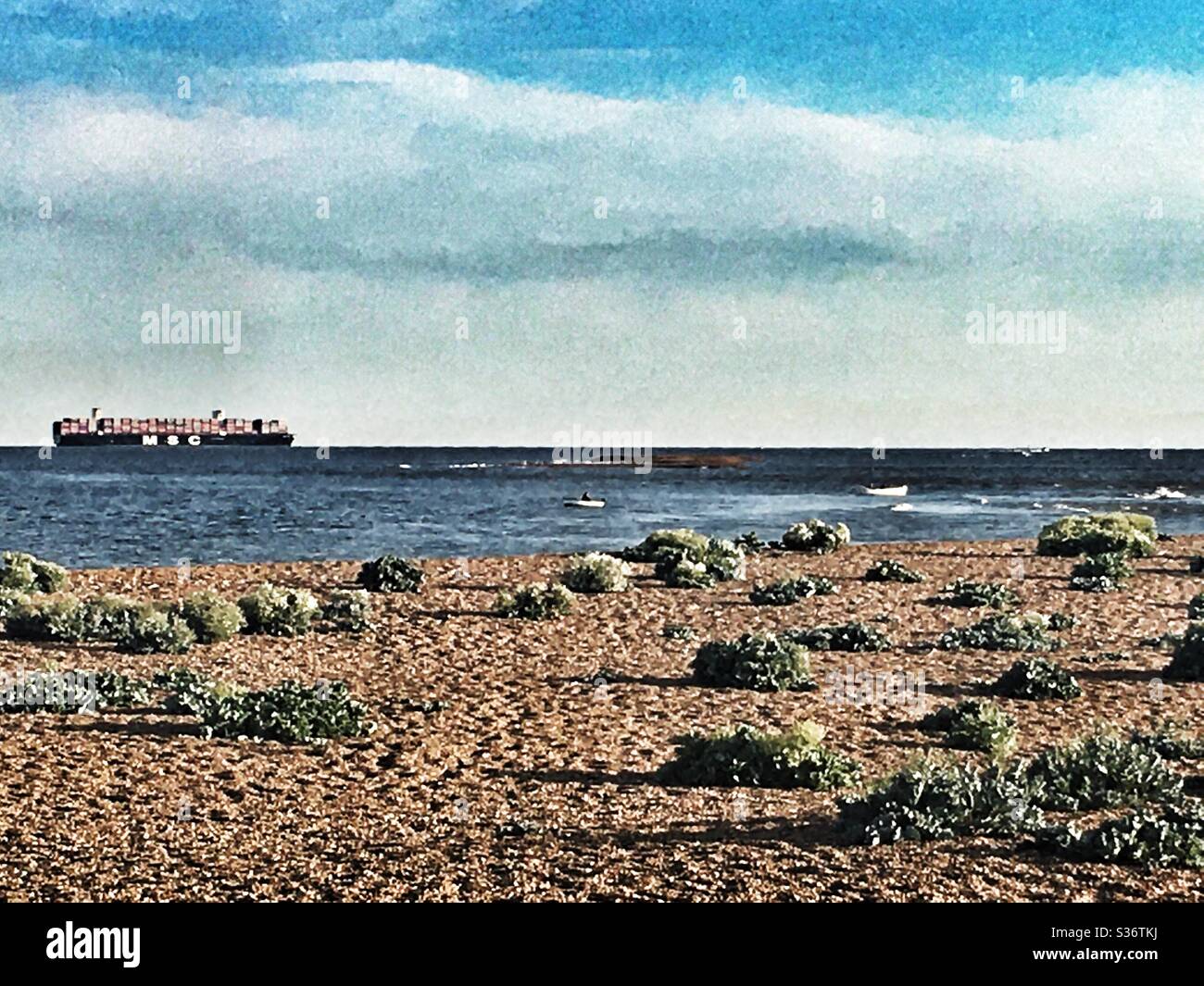 MSC Containerschiff vor der Küste von Felixstowe Suffolk UK - Smartphone-aufgenommenes Stockfoto