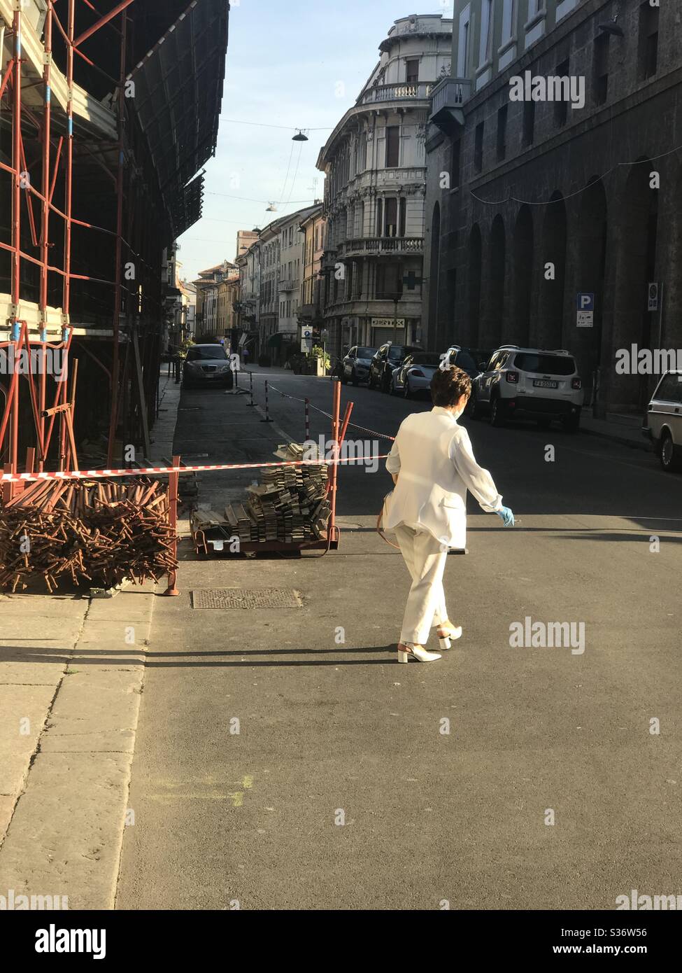 Straßenszene weiß gekleidet kurze alte Dame mit Handschuhen Stockfoto