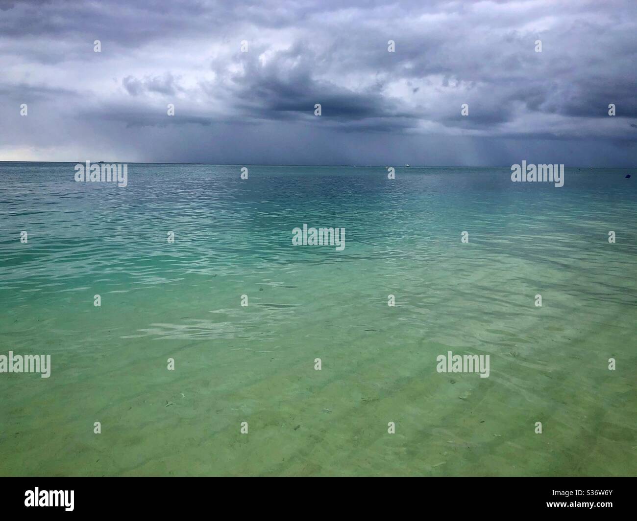 Wolken über dem Meer an einem tropischen Strand auf Mauritius. - Smartphone-aufgenommenes Stockfoto
