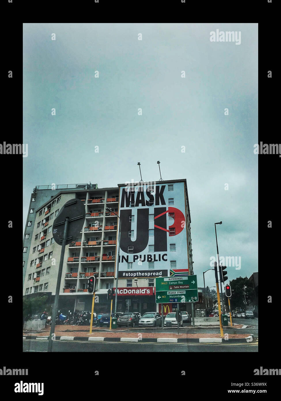 Maskiere dich in einem öffentlichen Banner auf Gebäude in Kapstadt, Südafrika. Stockfoto