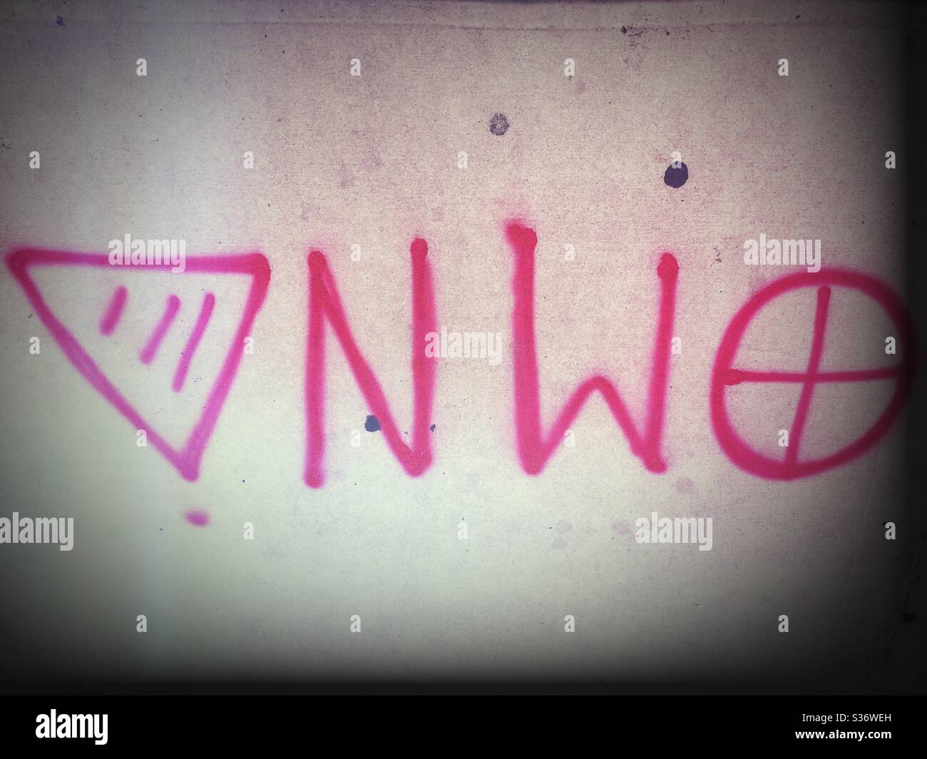 Neue Weltordnung sprühbemalte Graffiti auf einem Bürgersteig in New York City, Juni 2020, USA - Smartphone-aufgenommenes Stockfoto