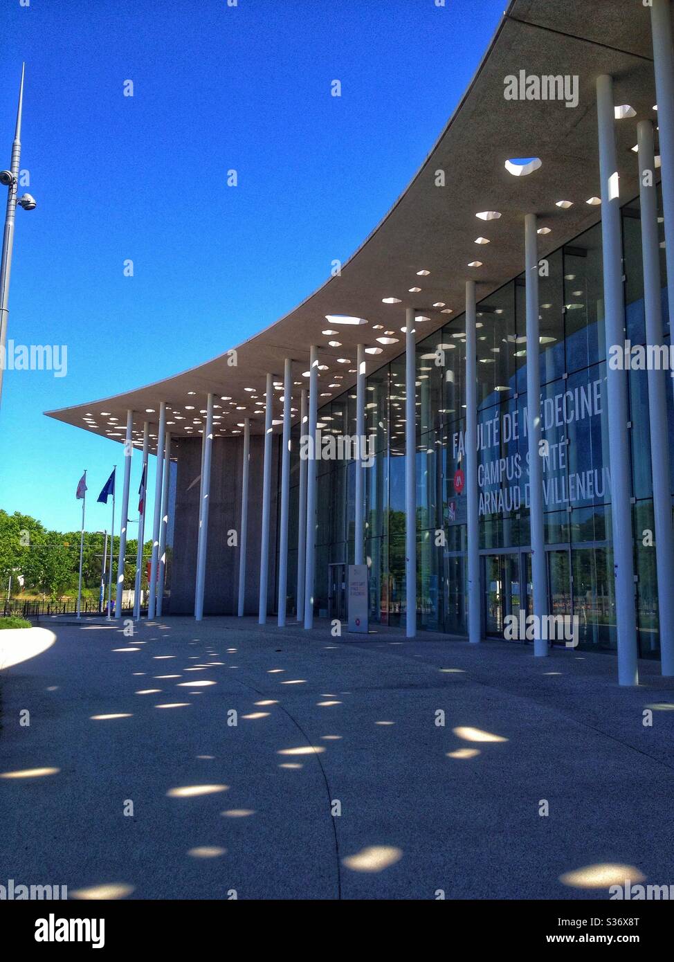 Neue Medizin Universität, Occitanie tram station, Montpellier Frankreich Stockfoto