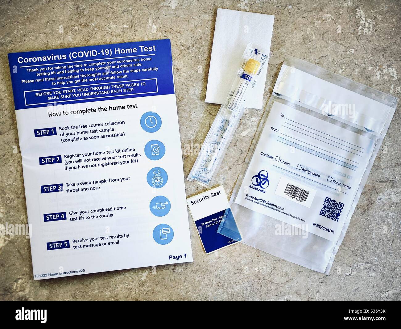 DURHAM, ENGLAND, Großbritannien - JUNI 2020: Nahaufnahme eines Coronavirus Covid-19 Home Test Kit, geliefert per Kurier an symptomatische Patienten mit Anleitung und sterilem Tupfer Stockfoto