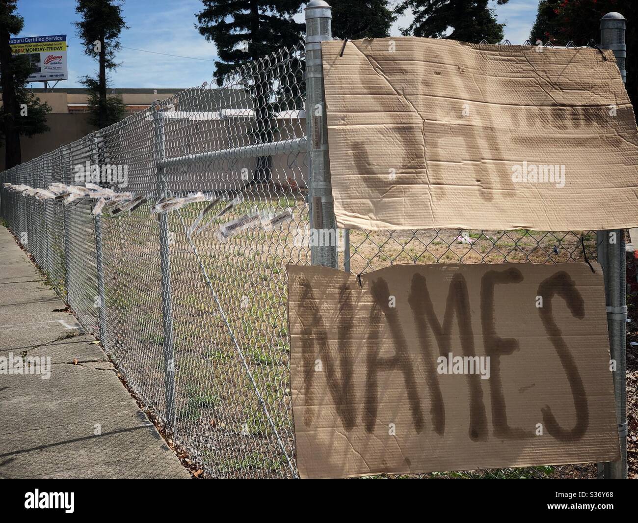 „Sag ihre Namen“: Ein einfaches, aber kraftvolles Proteststück an einem Zaun am College und Claremont in Oakland, Kalifornien. Jede kleine flatternde Lasche trägt den Namen einer schwarzen Person, die ermordet wurde. Stockfoto