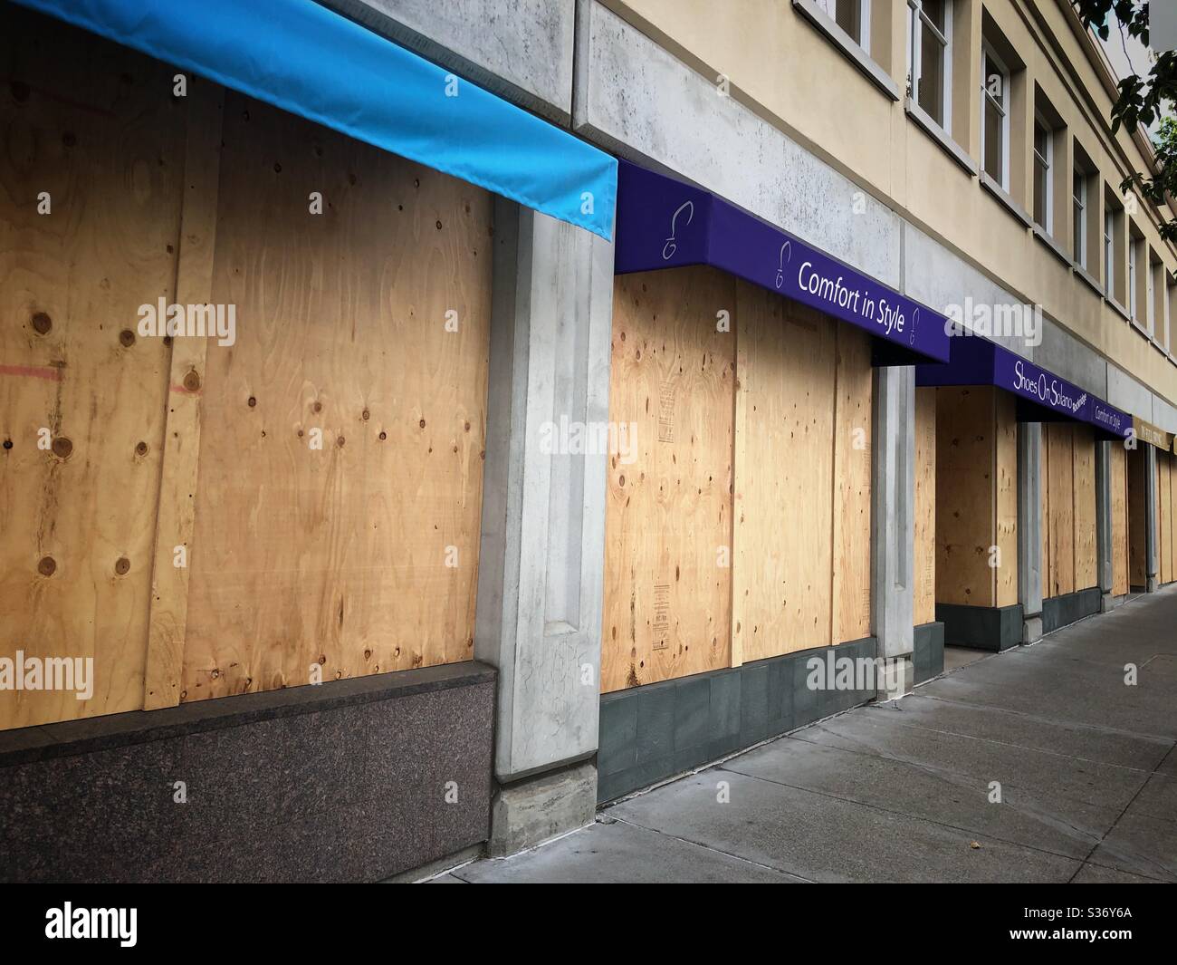 An der College Avenue in Oakland, Kalifornien, wurden Geschäfte an der Straße bestiegen. Stockfoto