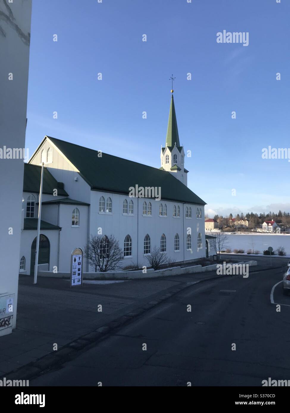 Der Fríkirkjan í Reykjavík. Unabhängige lutherische freie Kirche von Island im Zentrum der isländischen Hauptstadt, am See Tjörnin. Stockfoto