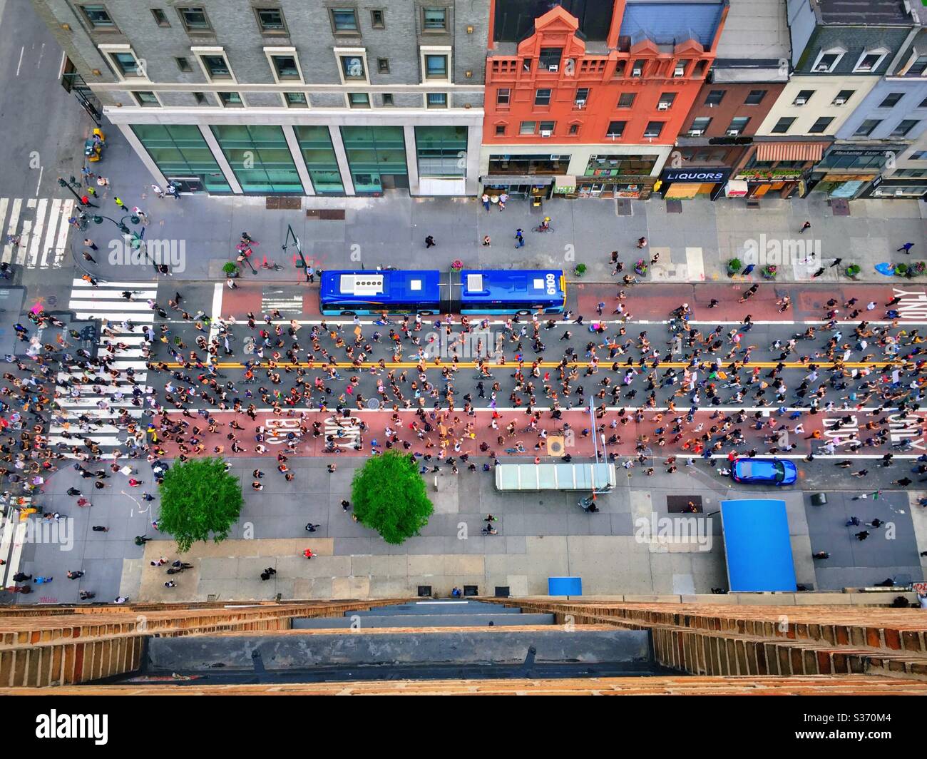 In der ersten Juniwoche 2020 gingen Tausende von Demonstranten auf die Straße, um ihre Meinung über die Brutalität der Polizei zu äußern, NYC, USA - Smartphone-aufgenommenes Stockfoto