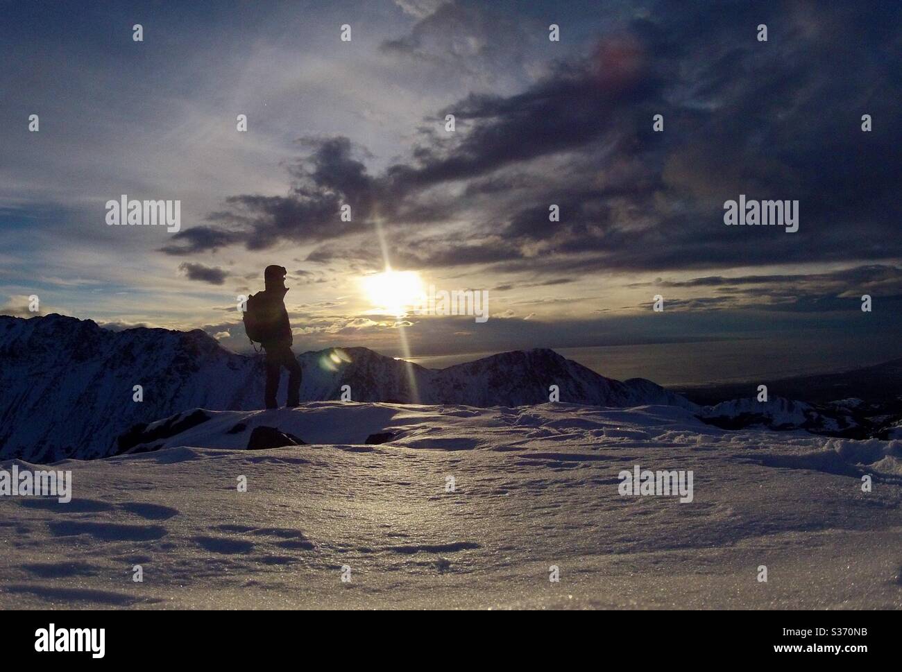Sonnenuntergang an einem kalten Winternachmittag während der Wanderung in den Chugach Mountains in Anchorage Alaska. - Smartphone-aufgenommenes Stockfoto