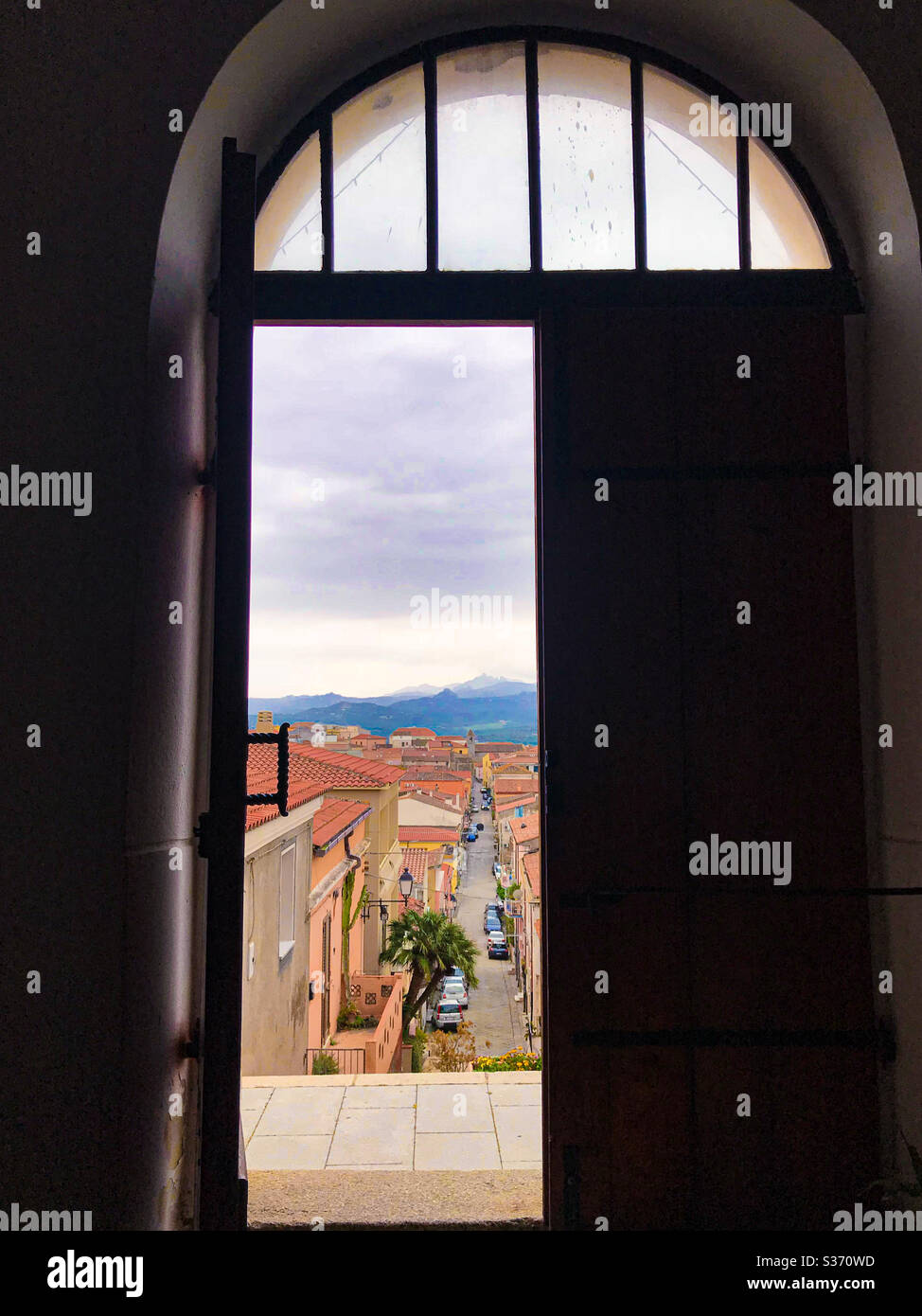 Blick auf eine italienische Stadt in Sardinien von innen eine Kirche auf einem Hügel. Stockfoto