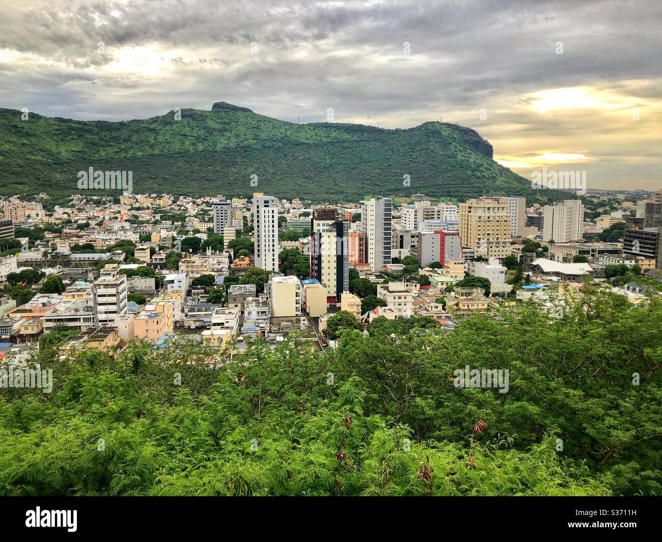Sonnenuntergang über Port Louis, der Hauptstadt von Mauritius. - Smartphone-aufgenommenes Stockfoto