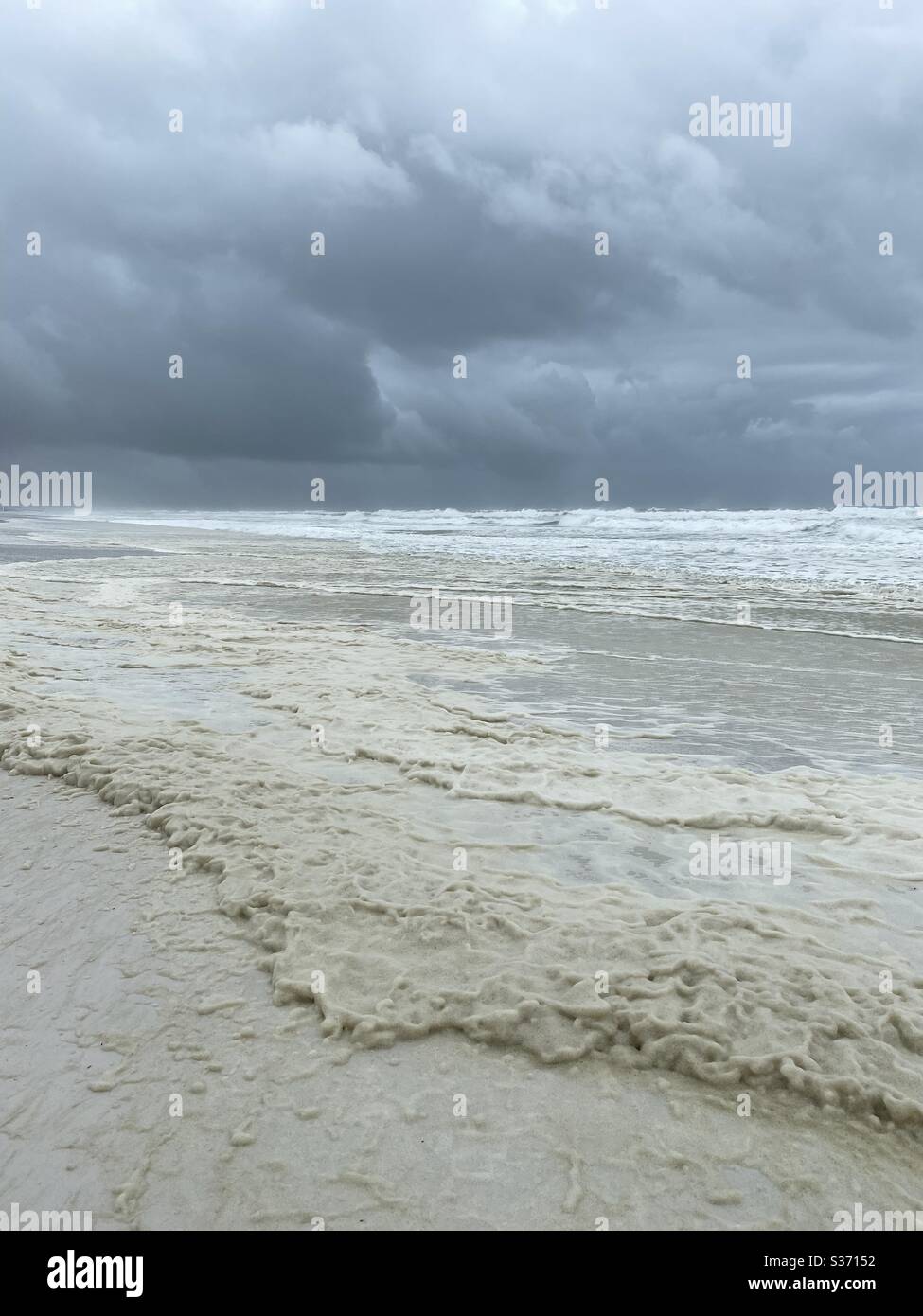 Turbulentes Wasser des Golfs von Mexiko mit stürmischem Himmel vom tropischen Sturm Cristobal Florida Stockfoto
