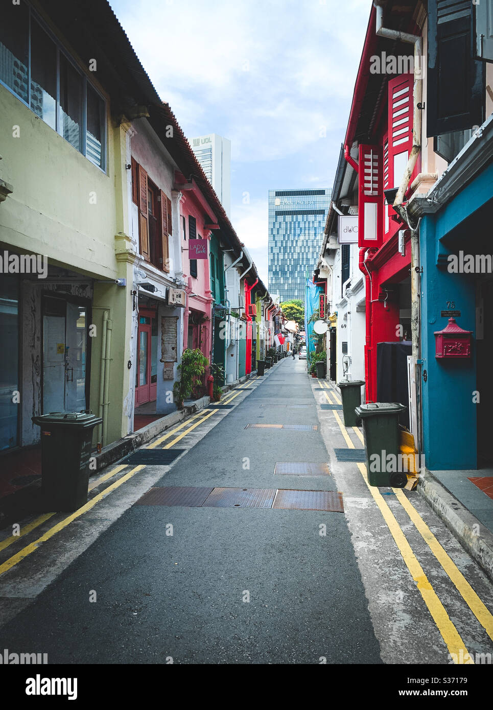 Leere Straße in Singapur während der teilweisen Sperrung aufgrund der Coronavirus-Pandemie. Stockfoto