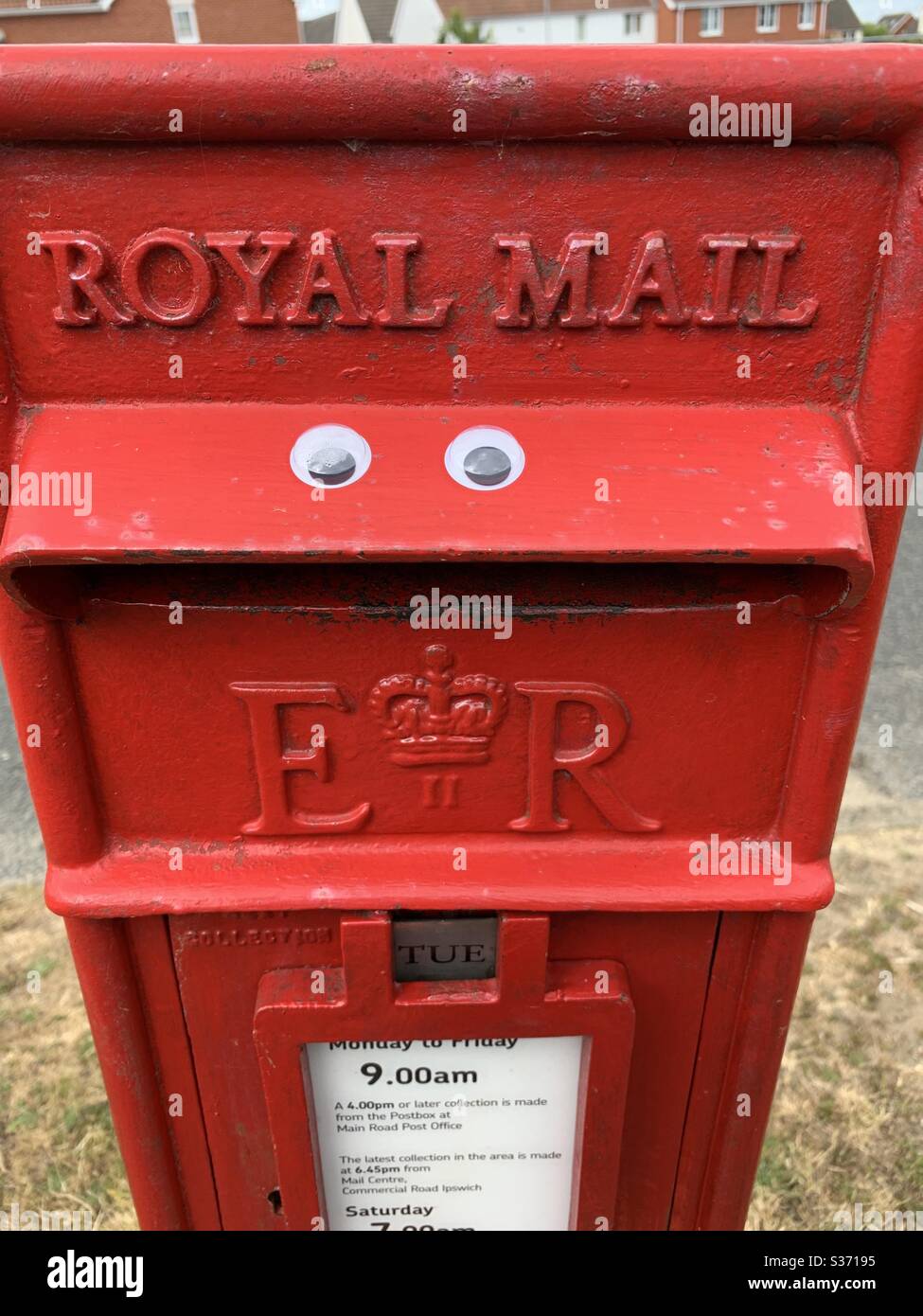 Ipswich, UK - 8. Juni 2020: Rote königliche Postbox mit Gänsehaugen. Stockfoto