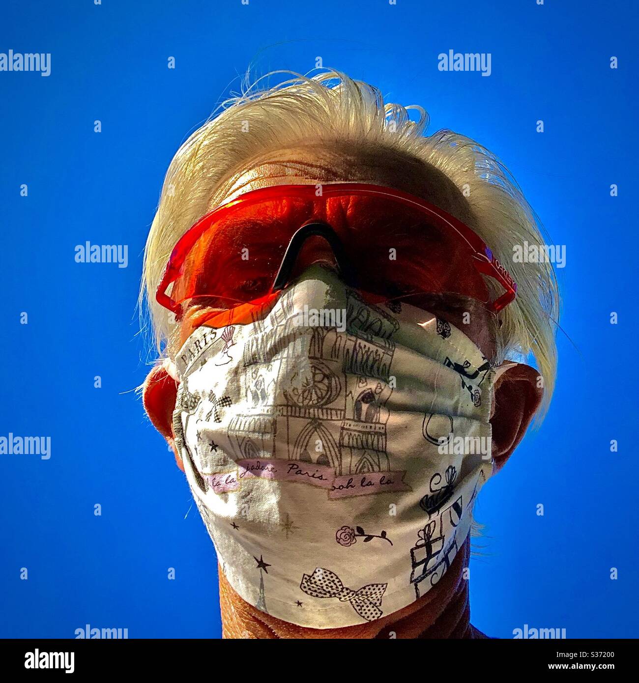 Selfie mit Covid-19 Gesichtsmaske und Schutzbrille. Stockfoto