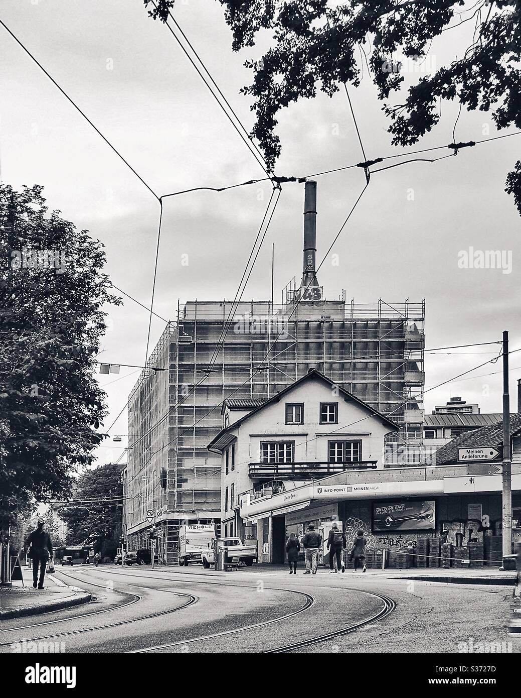 Alte Fleischverarbeitungsfabrik mit Kamin, mit Gerüst überzogen, Bern, Schweiz - Smartphone-aufgenommenes Stockfoto