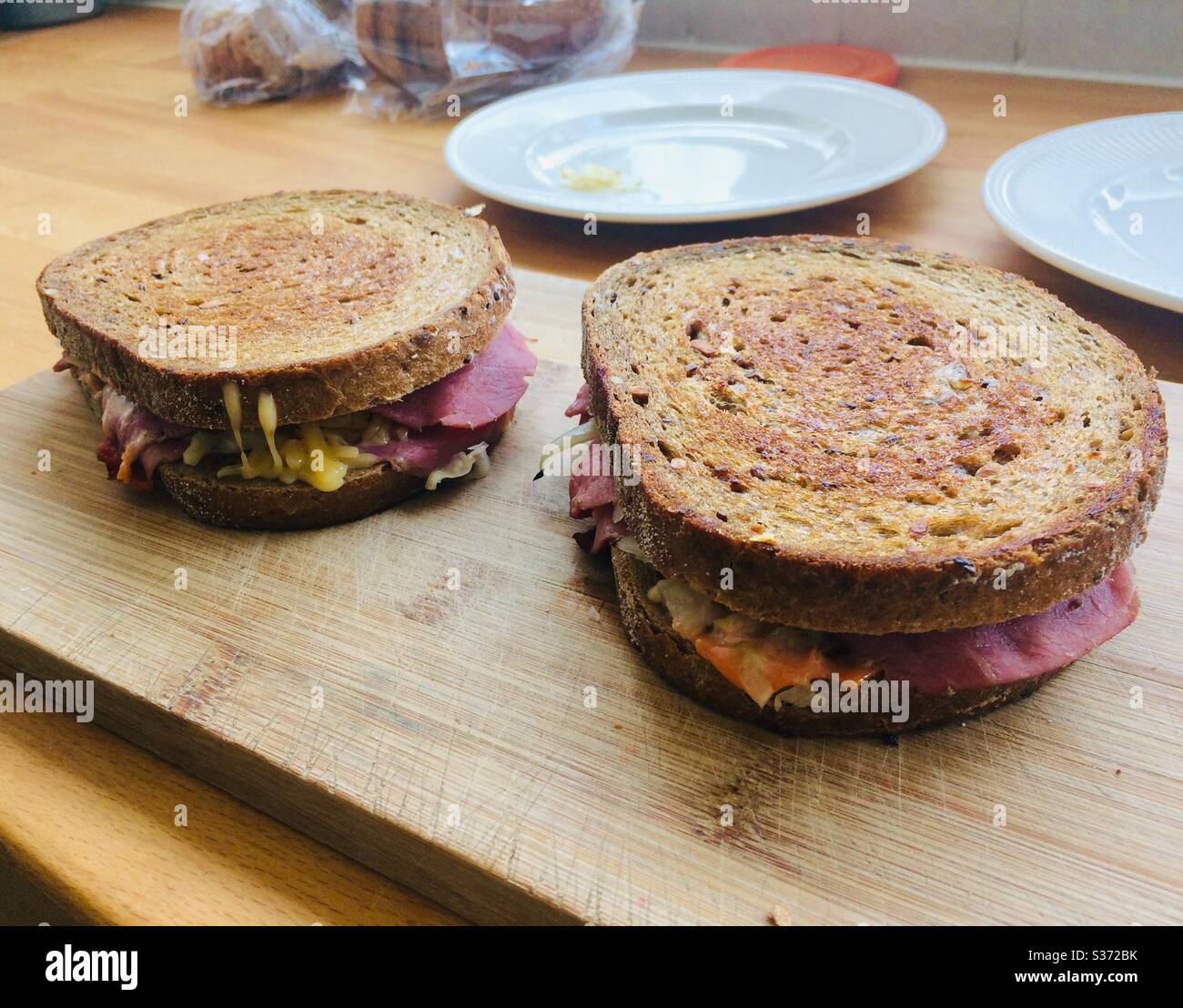 Zwei Reuben-Sandwiches. Stockfoto