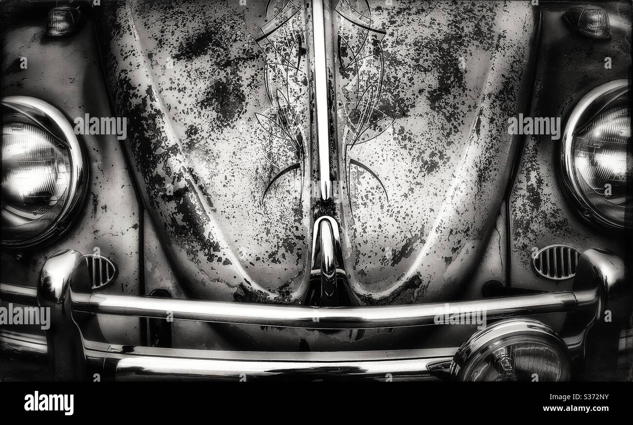 Vintage VW Beetle Motorhaube und Scheinwerfer in Schwarz-weiß - Smartphone-aufgenommenes Stockfoto