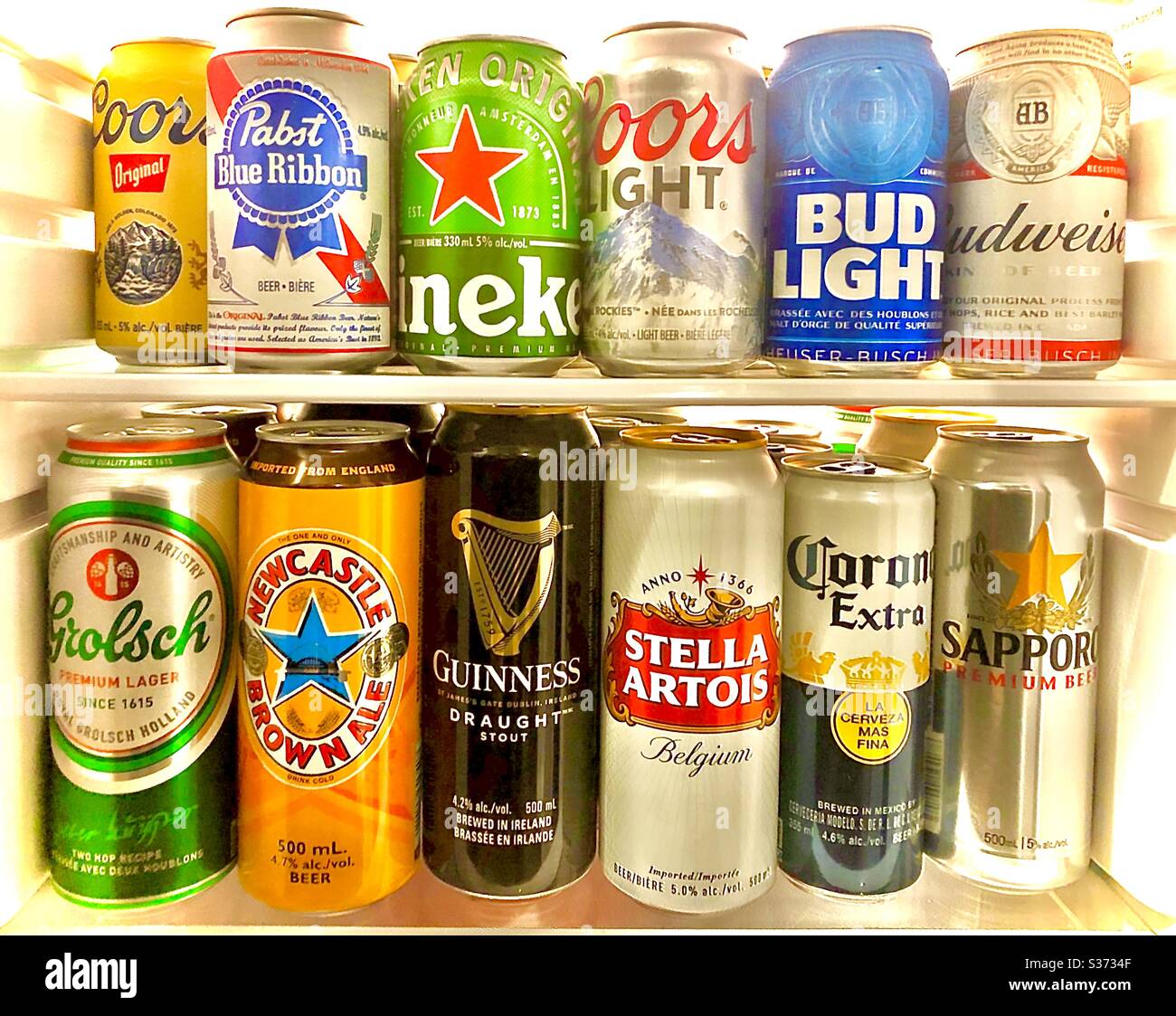 Mini-Kühlschrank mit weltweit beliebten Bierdosen. Importierte Marken und einheimische Biere vom Fass. Stockfoto