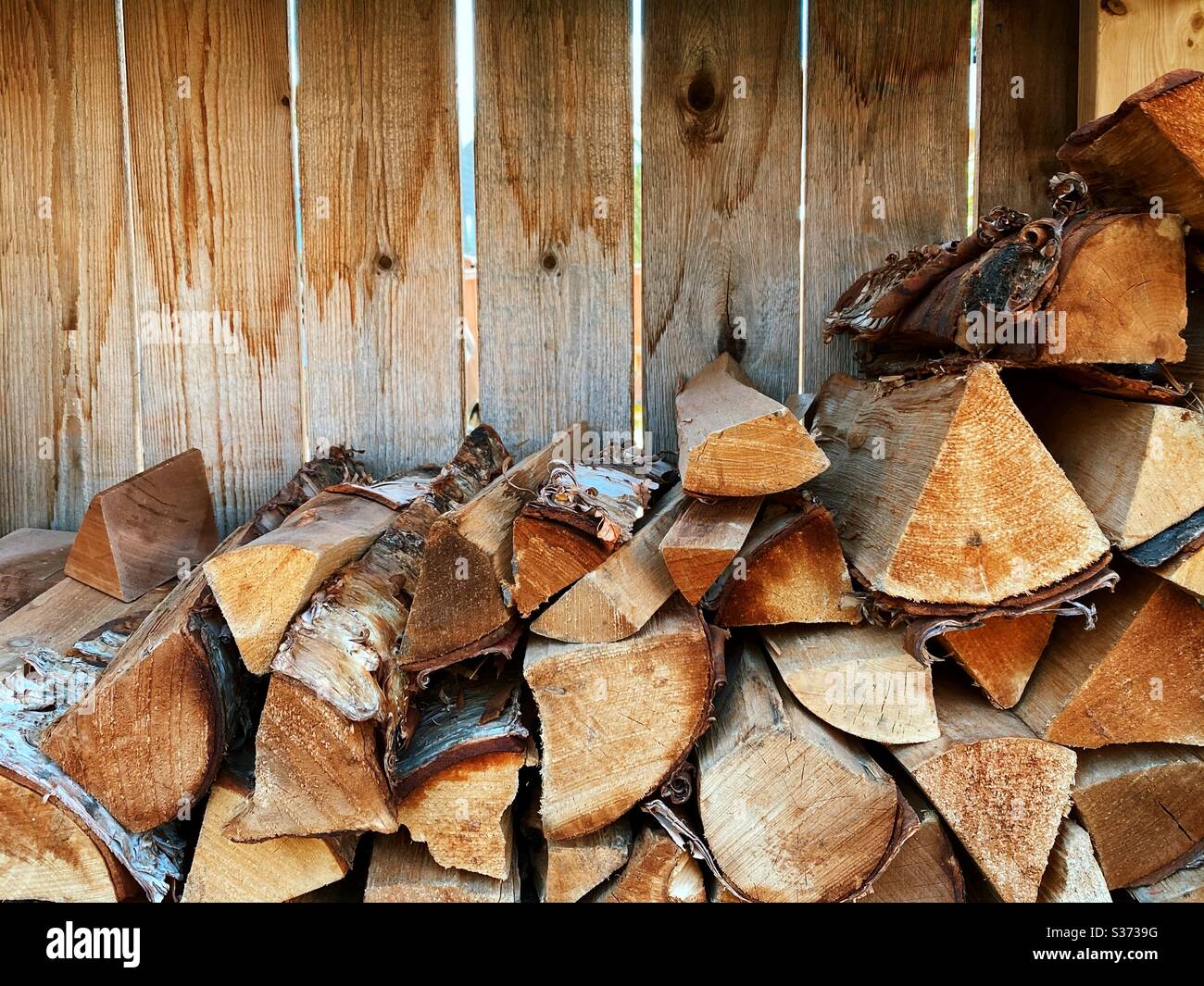 Stapel Feuerholz für Feuerstelle Stockfoto