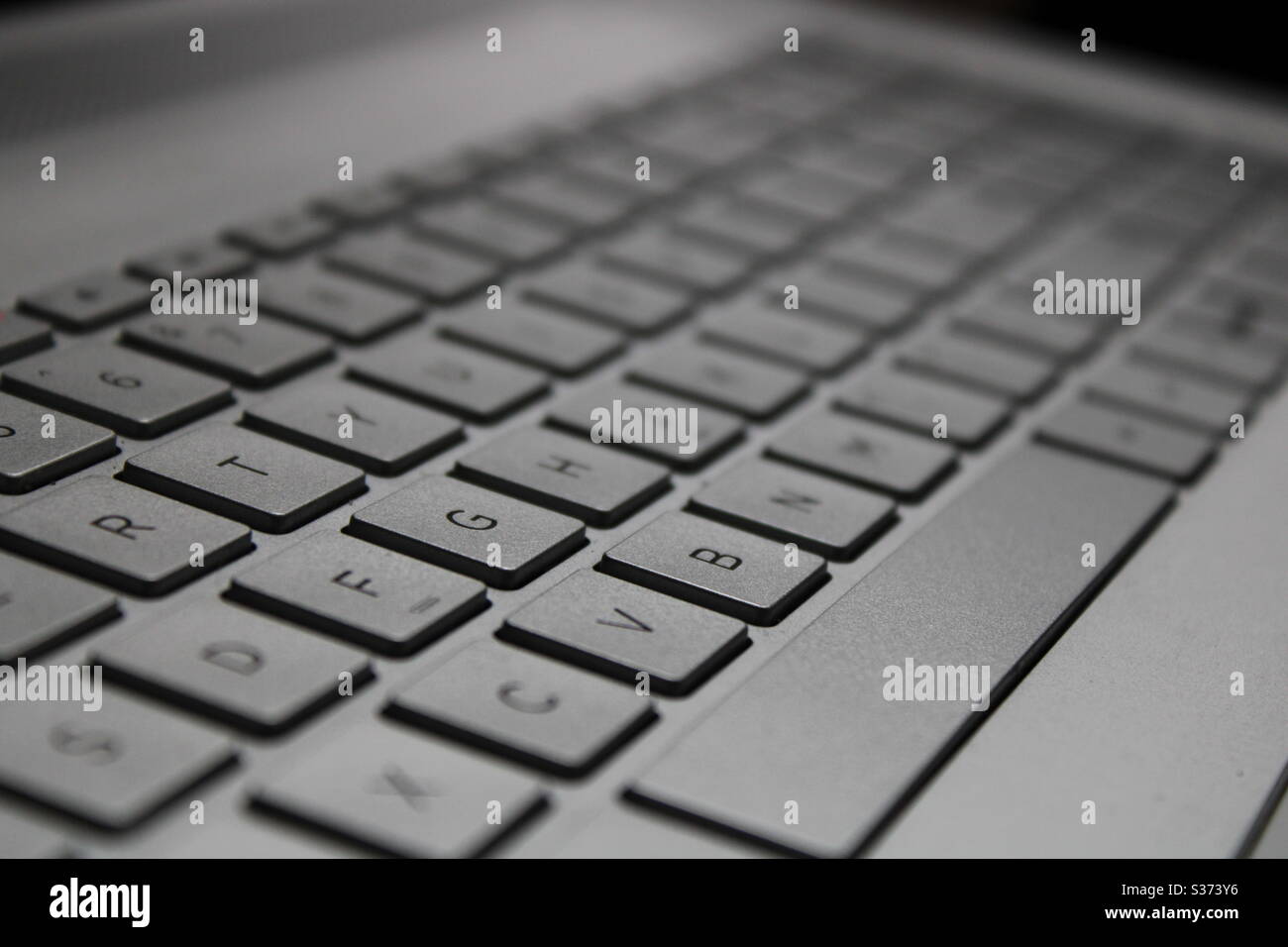Monochrome Laptop-Tastatur in einem Winkel Stockfoto