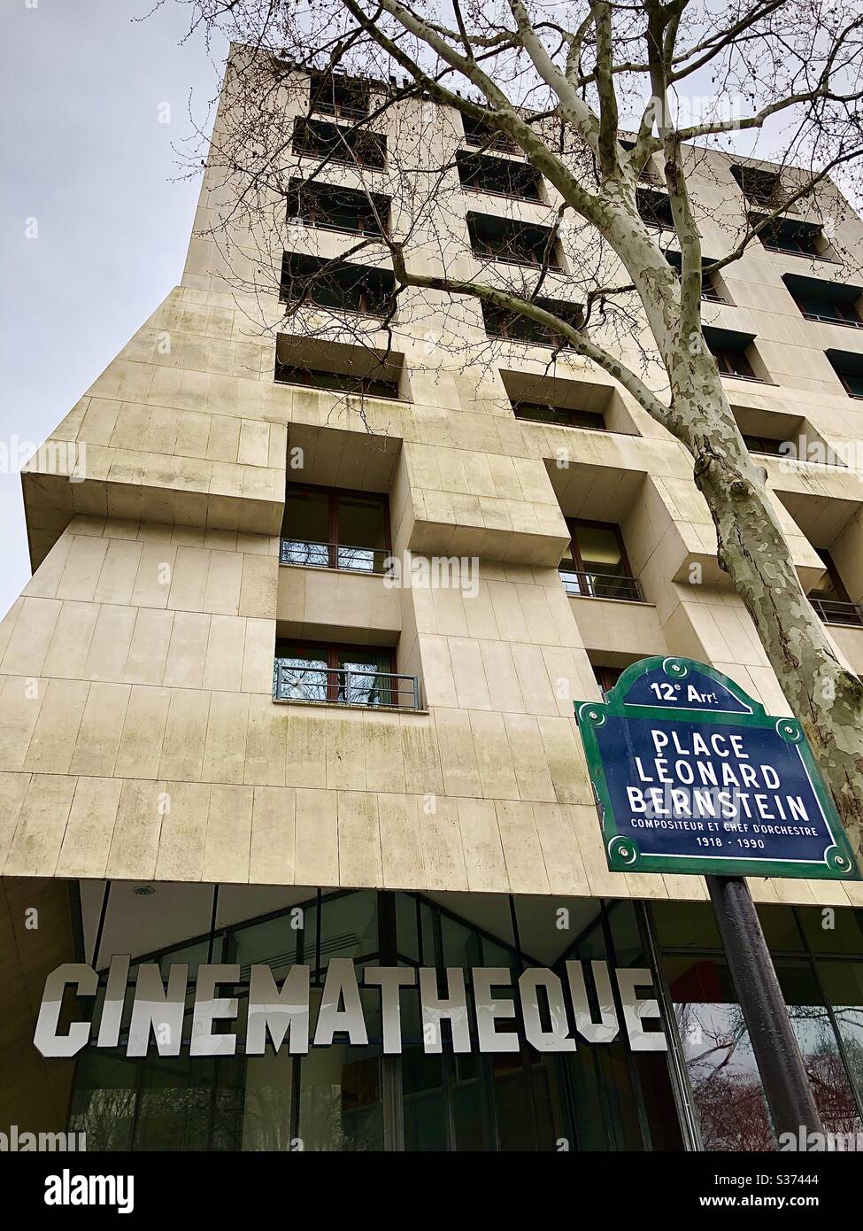 Würmer-Blick auf die Cinémathèque im 12. Pariser Viertel, Frankreich. Stockfoto