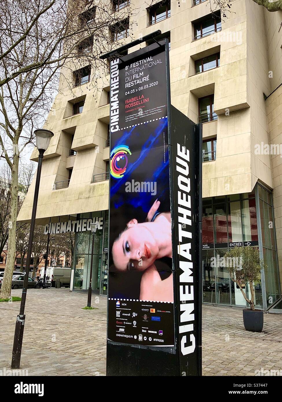 Filmwerbung für Isabella Rossellini vor dem Cinémathèque im 12. Pariser Viertel, Frankreich. Stockfoto
