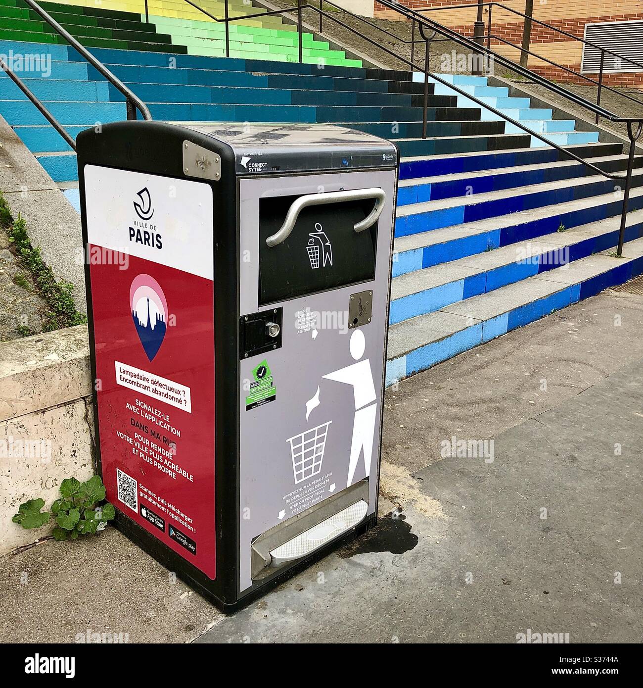 Moderner Mülltonnen in der Pariser Straße, Paris, Frankreich. - Smartphone-aufgenommenes Stockfoto