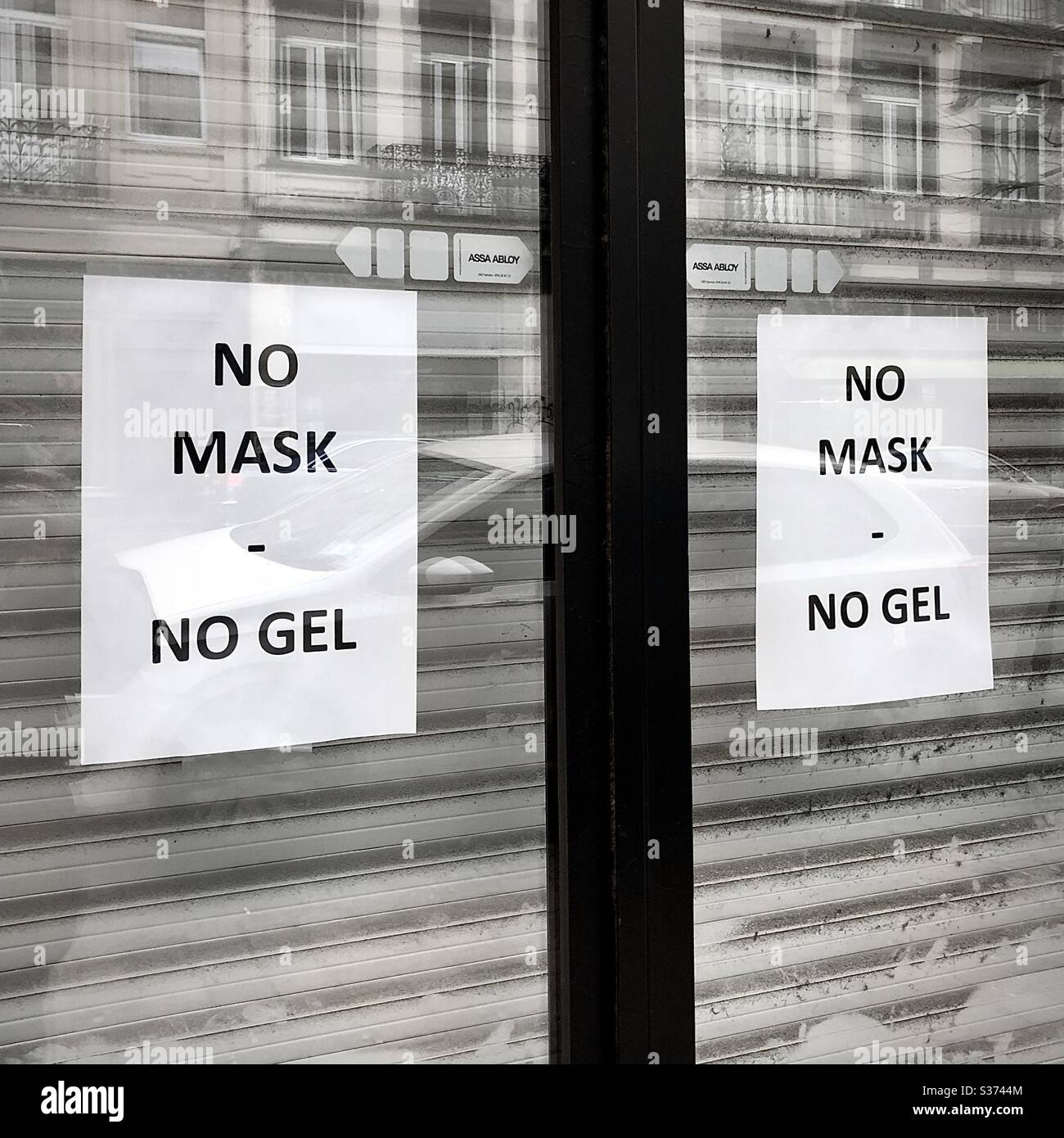 „Keine Maske - kein Gel“-Hinweise in Apotheken Shop Eingang, Brüssel, Belgien. Stockfoto