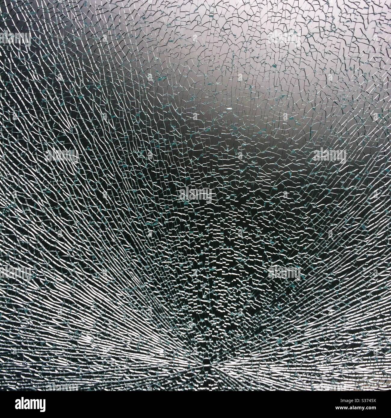 Nahaufnahme einer gebrochenen Glasscheibe Stockfoto