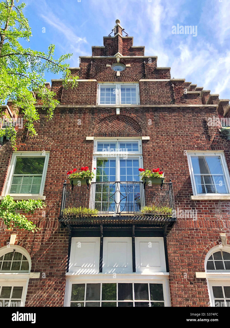 Dekoratives Ziegelgebäude im niederländischen Stil in New York, USA - Smartphone-aufgenommenes Stockfoto