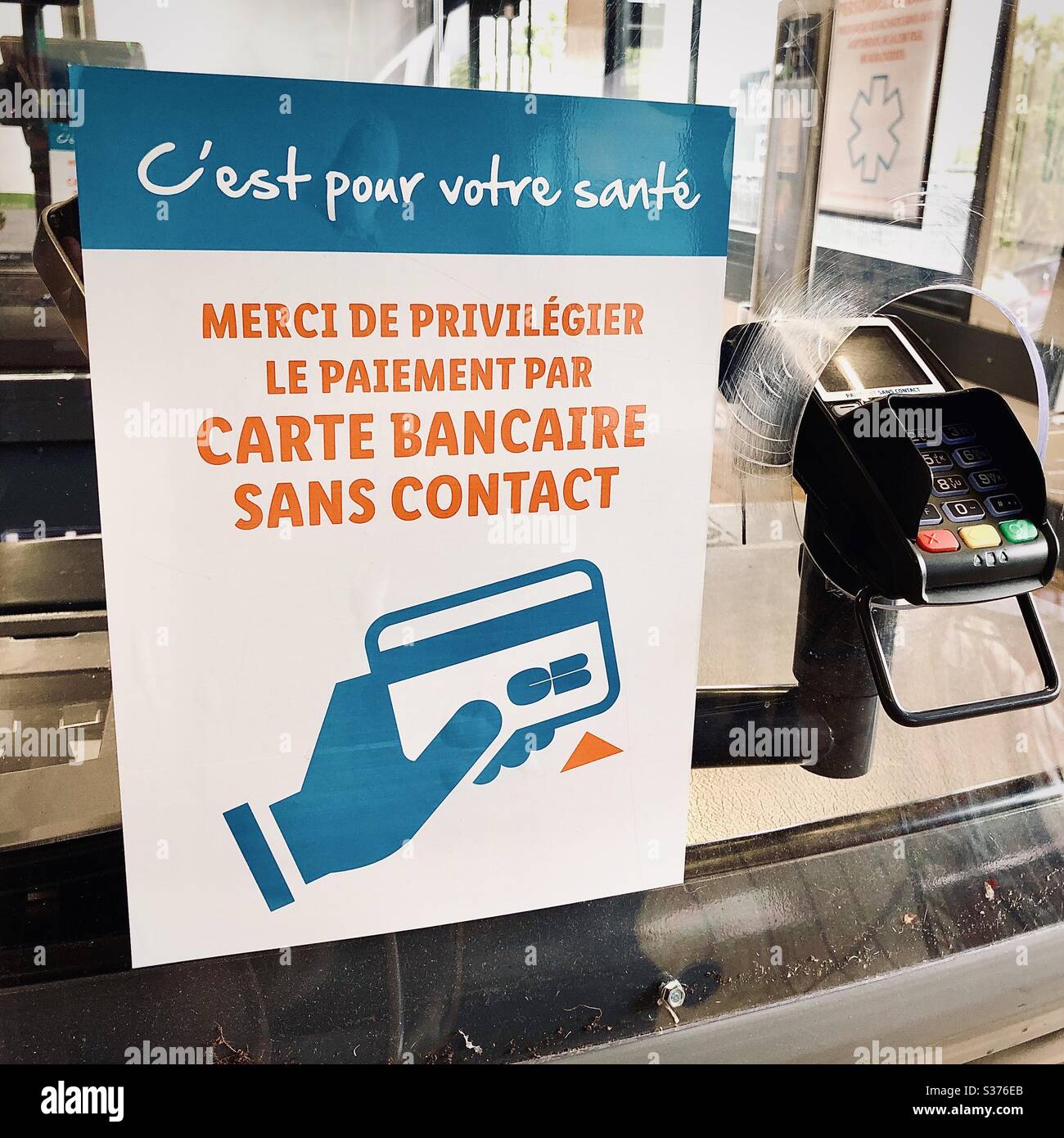 Hinweis: Kreditkartenzahlung für Waren, damit sie während der Covid-19-Beschränkungen im LIDL-Geschäft in Frankreich nicht mit dem Tastenfeld berührt werden. Stockfoto