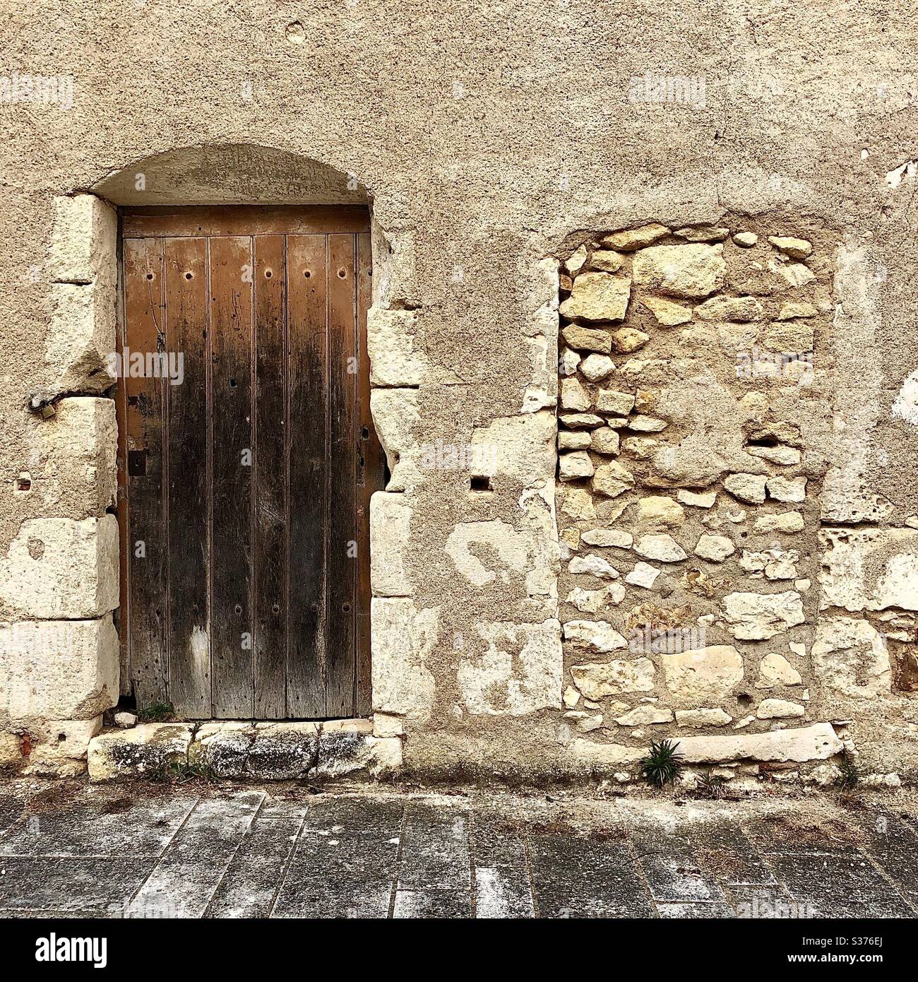 Alte Holztür und ältere blockierte Tür, Le Blanc, Indre, Frankreich. - Smartphone-aufgenommenes Stockfoto