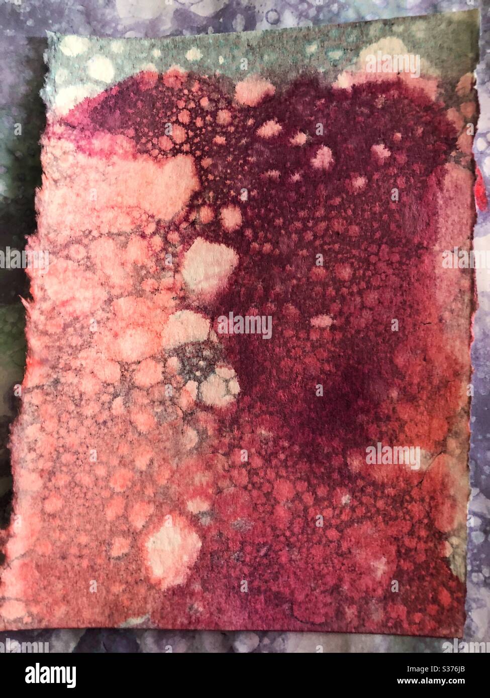 Seifenblase und Lebensmittel Färbung Blase drucken abstrakten Hintergrund auf Aquarell-Papier Stockfoto