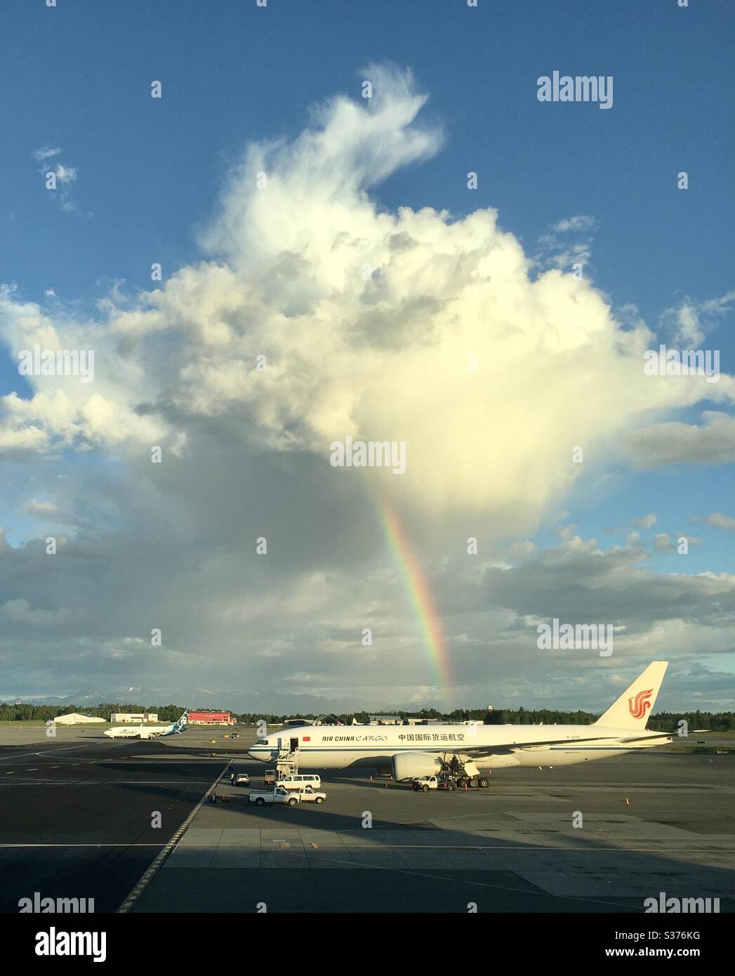 Air China Boeing 777 Frachter auf der Rampe am Flughafen Ted Stevens Anchorage Alaska. - Smartphone-aufgenommenes Stockfoto