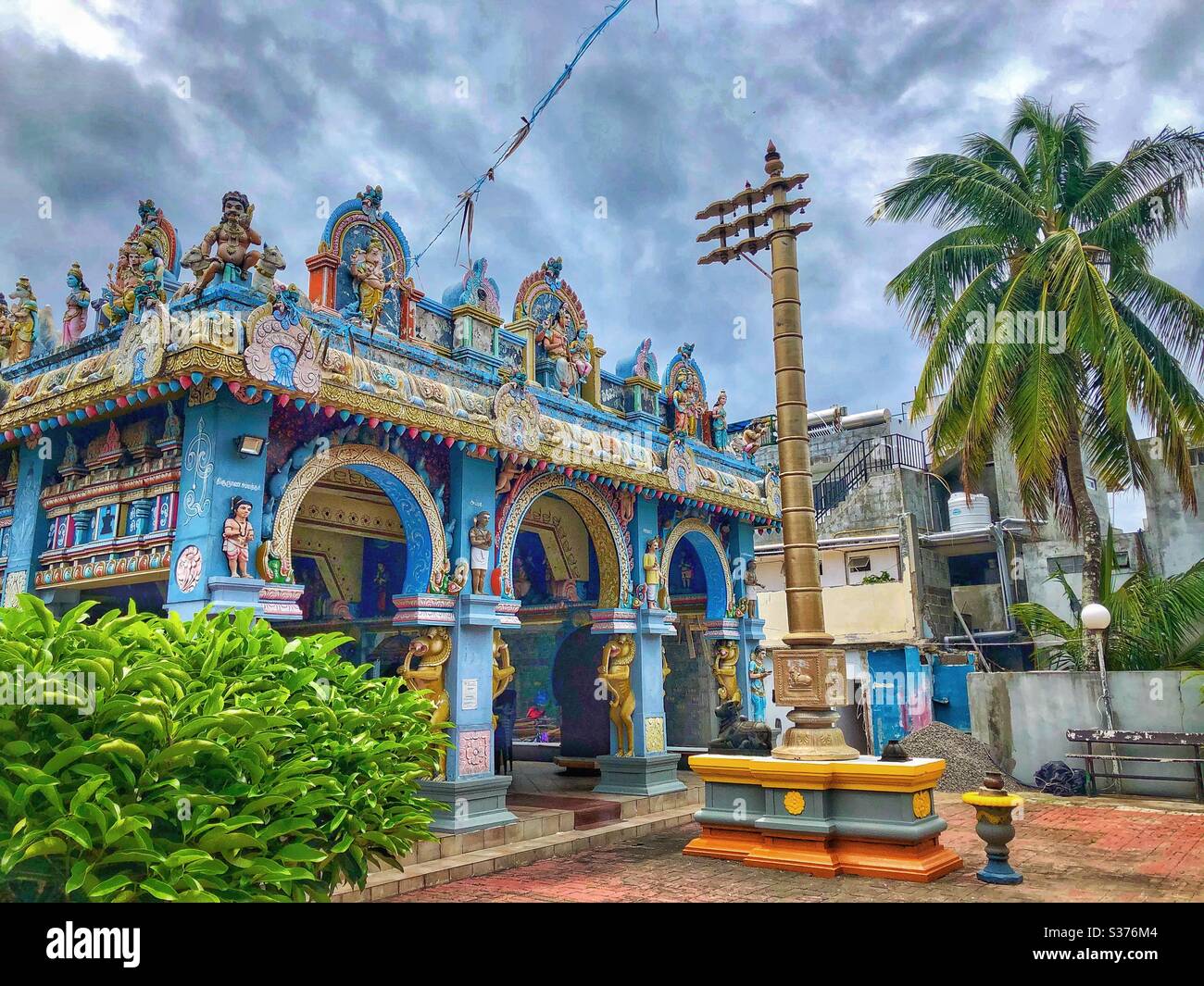 Schöner blauer Tamil Tempel in der Nähe von Grand Baie im Norden von Mauritius. - Smartphone-aufgenommenes Stockfoto Schöner blauer Tamil Tempel in der Nähe von Grand Baie im Norden von Mauritius. - Smartphone-aufgenommenes Stockfoto