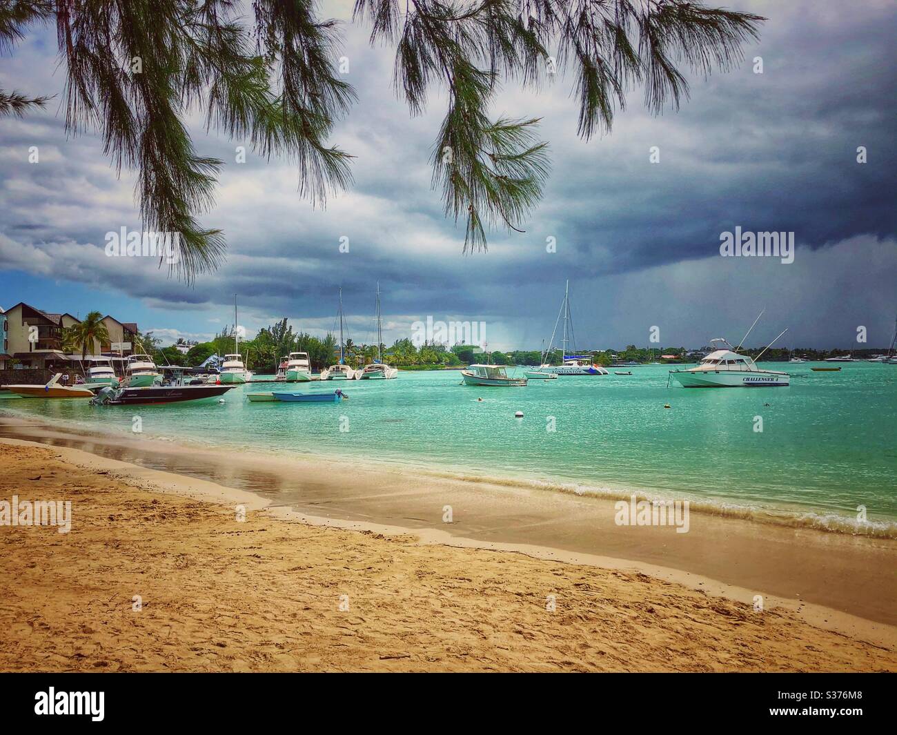 Wolkiger Tag am Strand in Grand Baie, Nord Mauritius. Stockfoto