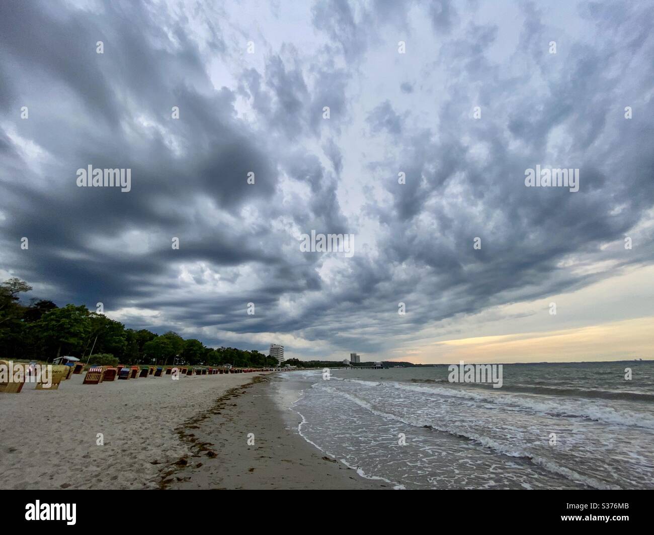 Wetter kurz nach einem Sturm am Timmendorferstrand Strand in der Nähe der Ostsee, Deutschland Stockfoto